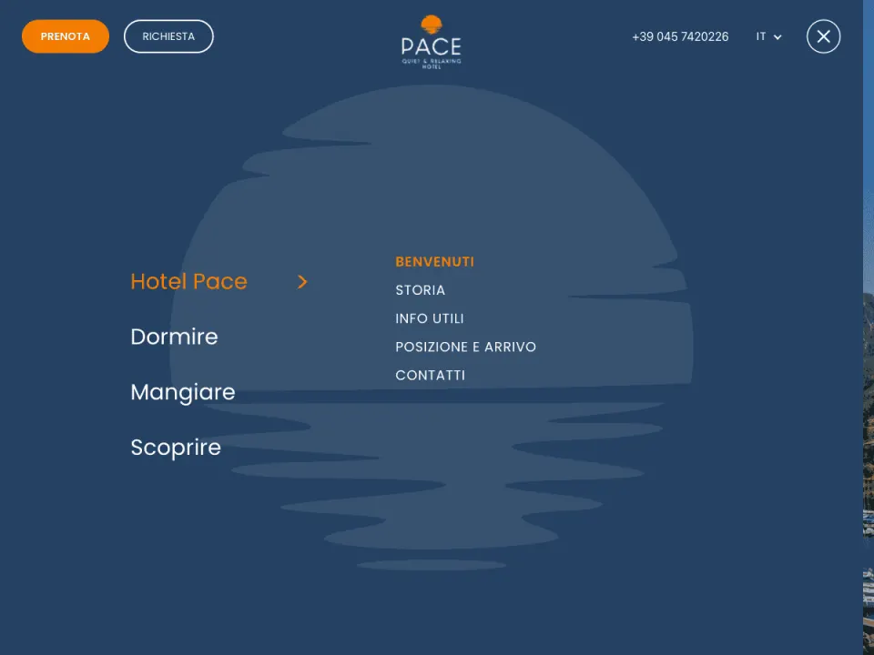 Menu fullscreen di Hotel Pace aperto sulla sezione Hotel Pace, con le voci Dormire, Mangiare e Scoprire