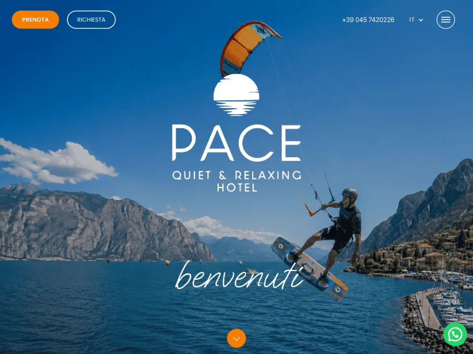 Homepage di Hotel Pace con video a tutto schermo sul Lago di Garda, logo e pulsanti Prenota e Richiesta